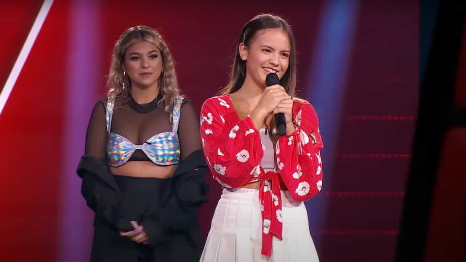 Bárbara Bandeira surpreende e canta com fã no 'The Voice Kids'