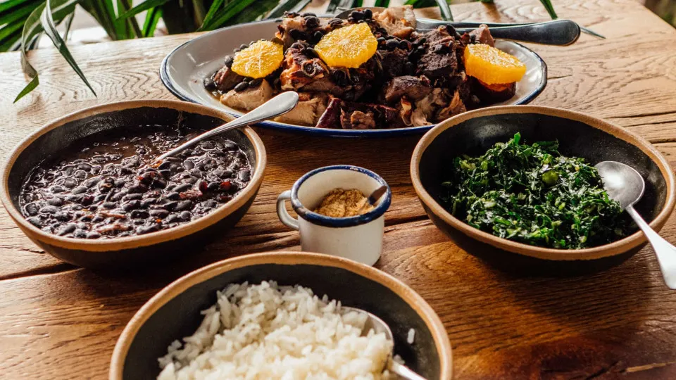 Sabores do Brasil no conforto de casa. Prove a feijoada do LAT.A