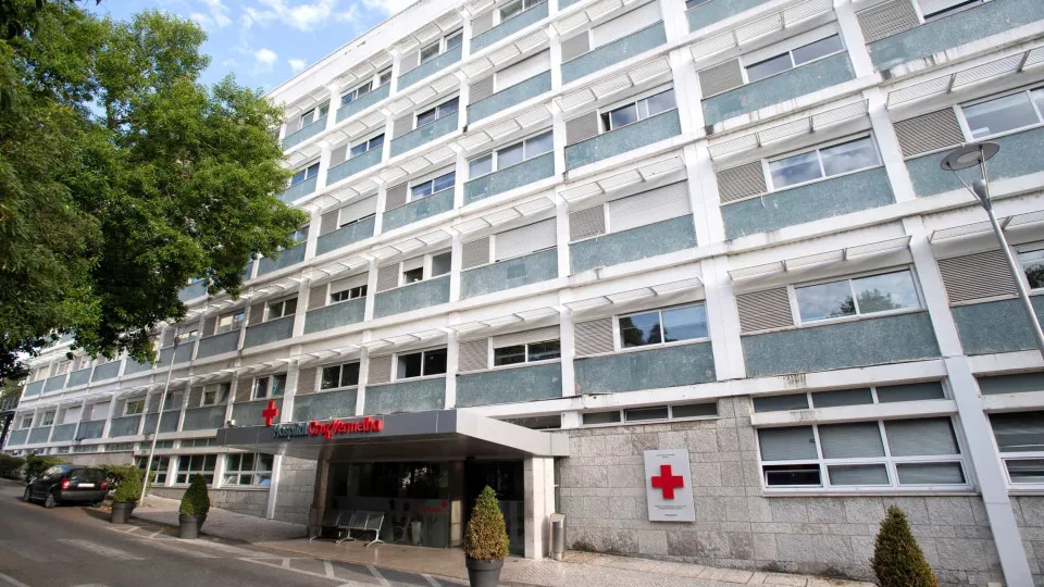 Hospital da Cruz Vermelha com 16 camas para doentes não-Covid do público