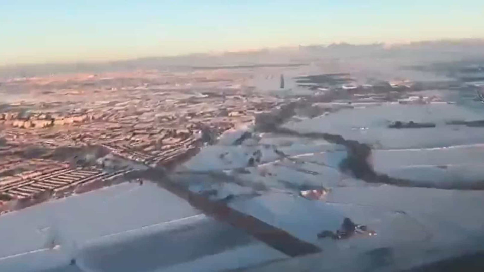 Vídeo desde interior de avião mostra aterragem numa Madrid cheia de neve