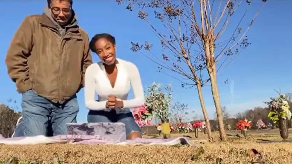 Pai leva filha a visitar campa da mãe para anunciar ida para a faculdade