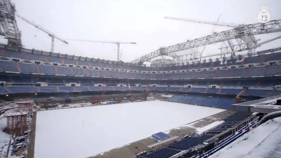 Santiago Bernabéu está coberto de neve, mas nem assim obras param