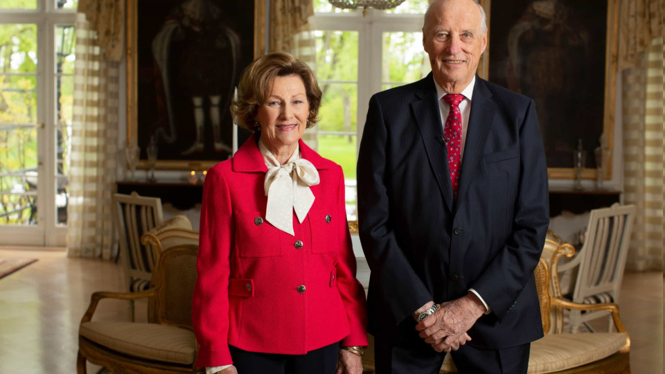 Reis da Noruega, Harald e Sonia, recebem a vacina contra a Covid-19