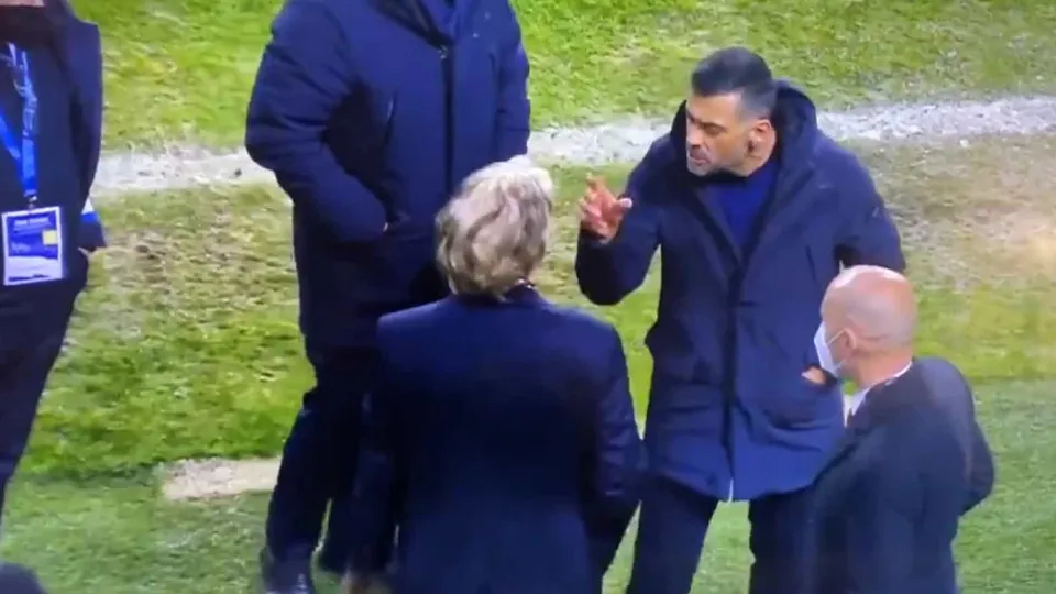 Conceição pegou-se com Jesus no final do Clássico e os ânimos aqueceram