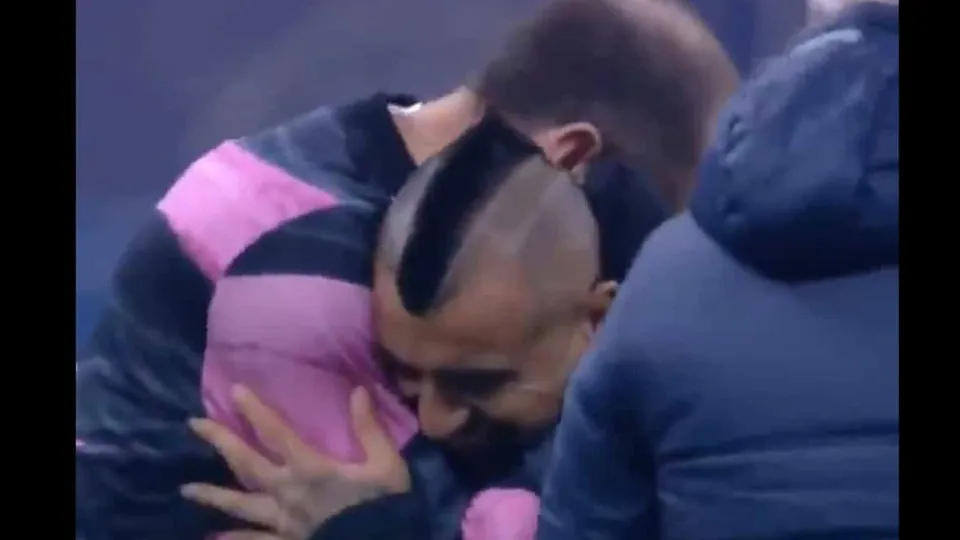 Surpresa: Vidal abraçou Chiellini e deu beijo... ao símbolo da Juventus