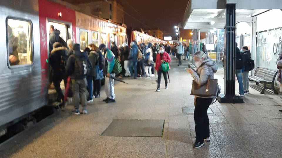 Comboios de Sintra completamente lotados. "Que confinamento é este?"