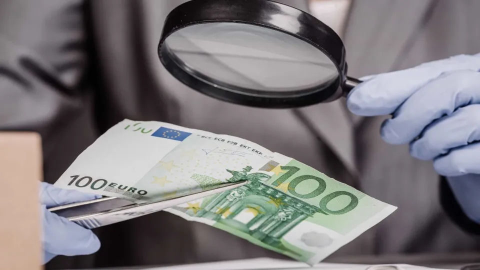 Maioria das notas falsas é de 20 euros. Saiba como identificá-las