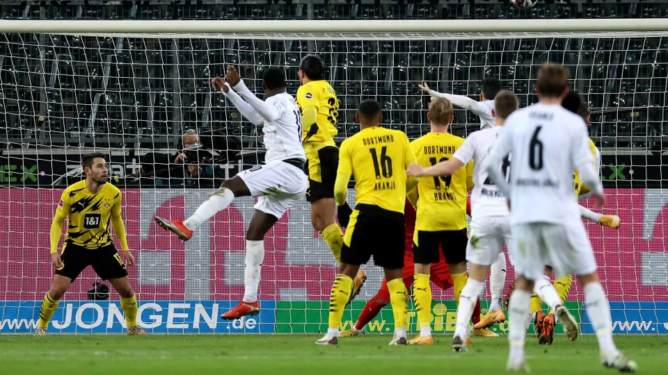 Na batalha de Borussia's, o Mochengladbach vergou o Dortmund