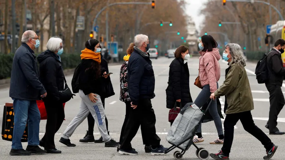 Espanha declara fim ao uso de máscara na rua, mas é obrigatório ter uma