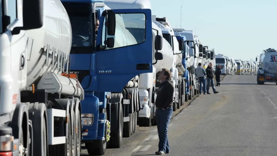 Bolsonaro diz que bloqueios atrapalham economia e pede que caminhoneiros liberem vias