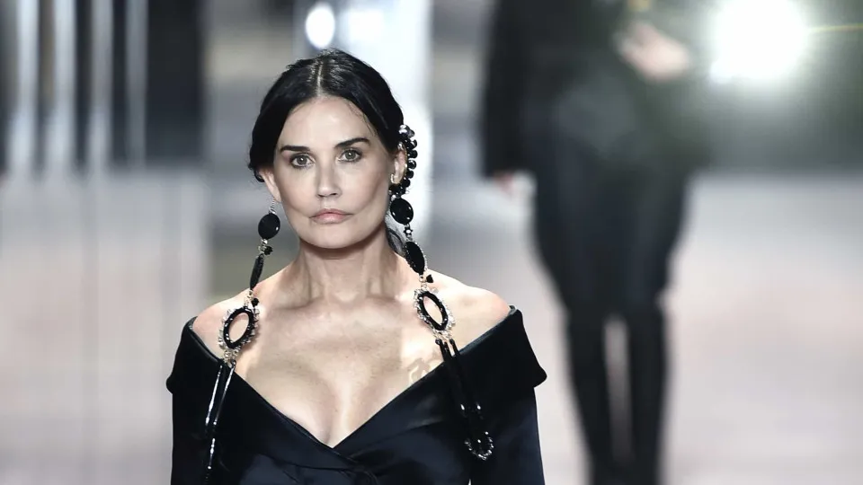 Demi Moore surpreende como modelo em desfile de alta costura em Paris