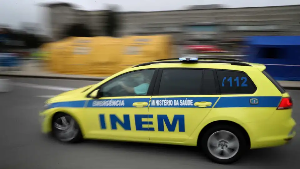 Dois feridos em colisão entre carro e carrinha na A4 em Penafiel