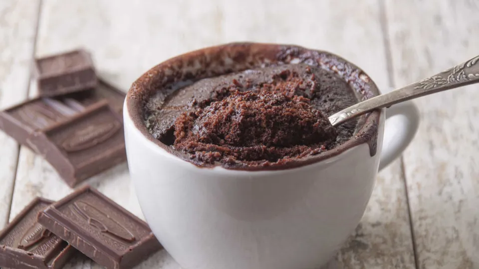 O delicioso bolo de caneca que fica pronto num abrir e fechar de olhos