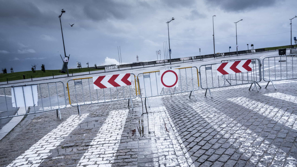 Mau tempo. Avenida D. Carlos I no Porto permanecerá fechada até 6.ª-feira