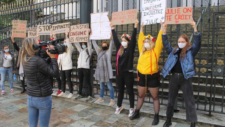 'Justiça por Julia': O caso de abuso sexual que está a indignar Paris