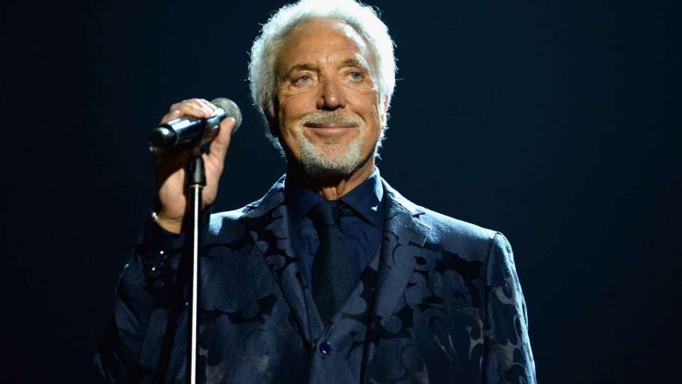 A insólita técnica de Tom Jones para manter corpo em forma aos 80 anos