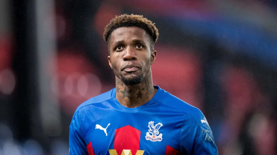 Zaha contra gesto de ajoelhar antes dos jogos: "É degradante"