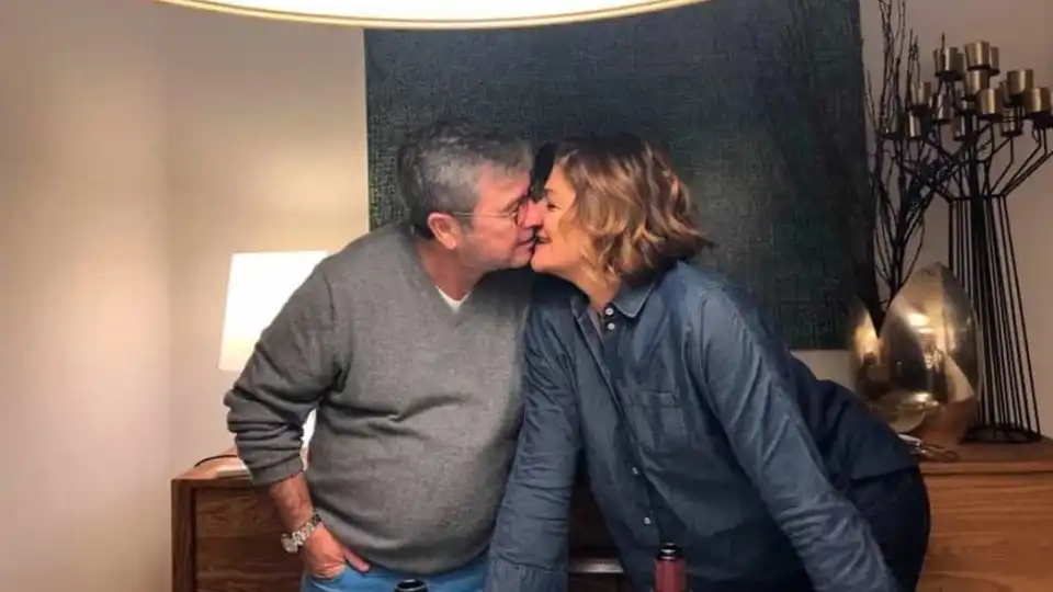 Júlia Pinheiro mostra presente que recebeu do marido em dia de festa