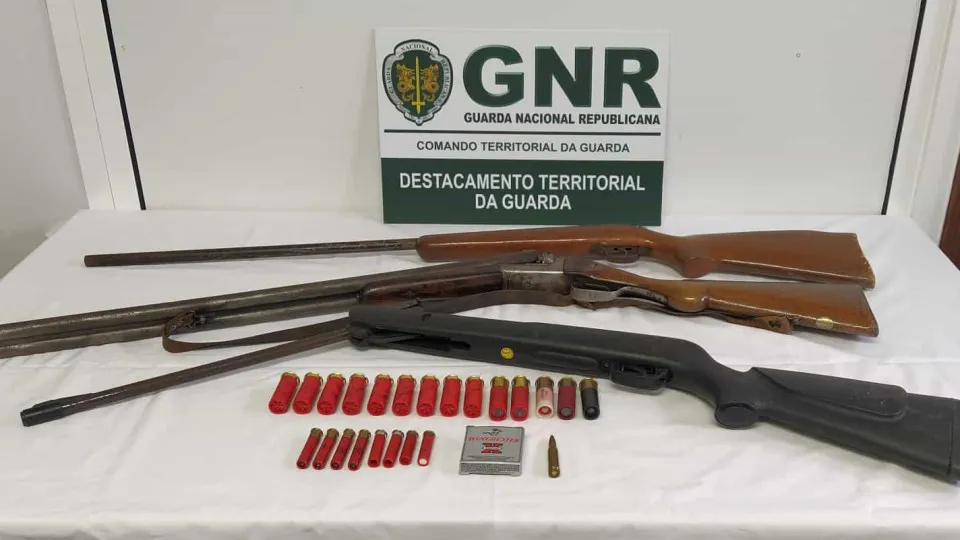 Homem detido na Guarda por posse de armas e de munições proibidas