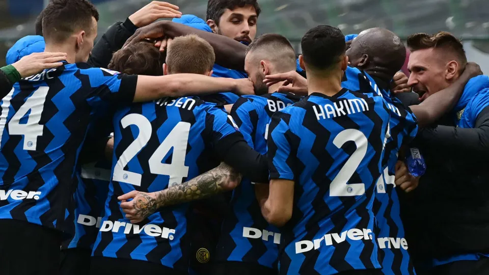 Inter cilindra AC Milan no dérbi de Milão e isola-se na liderança