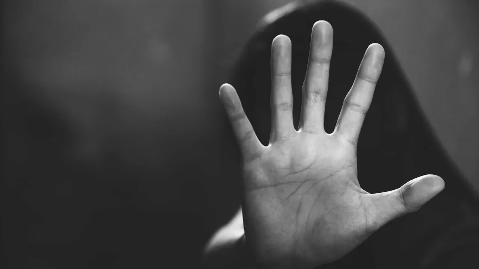 Homem é detido por violar nora em Mafra. Alcoolizou-a para cometer crime