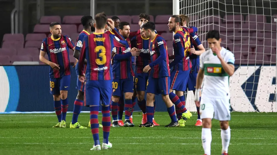 Barcelona derrota Elche à boleia de Messi e já está no pódio