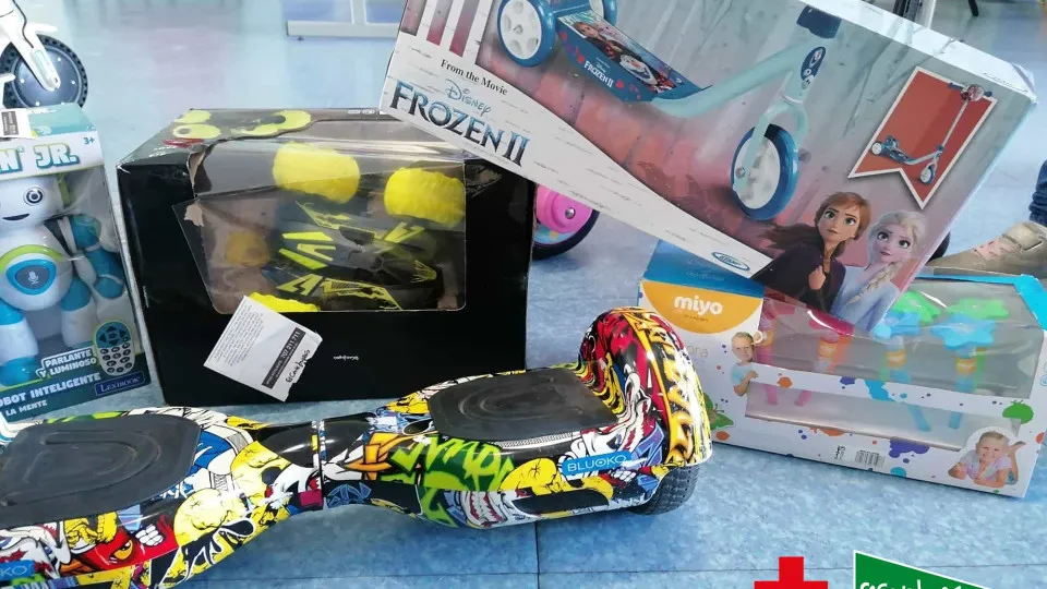 El Corte Inglés entregou tonelada e meia de brinquedos à Cruz Vermelha
