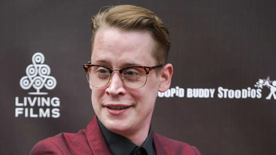 Quase um ano depois se ter sido pai, Macaulay Culkin está noivo 