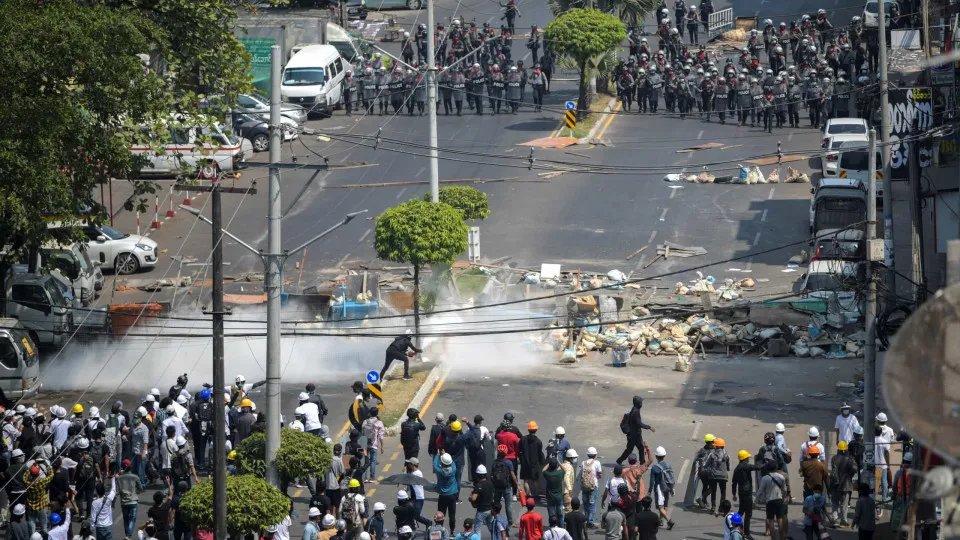 Myanmar: Seis mortos em manifestações pró-democracia