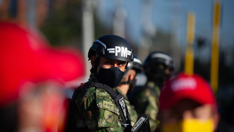 Atentado com carro-bomba deixa 43 pessoas feridas na Colômbia