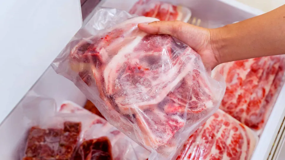 Este é o truque de que precisa para descongelar carne em cinco minutos