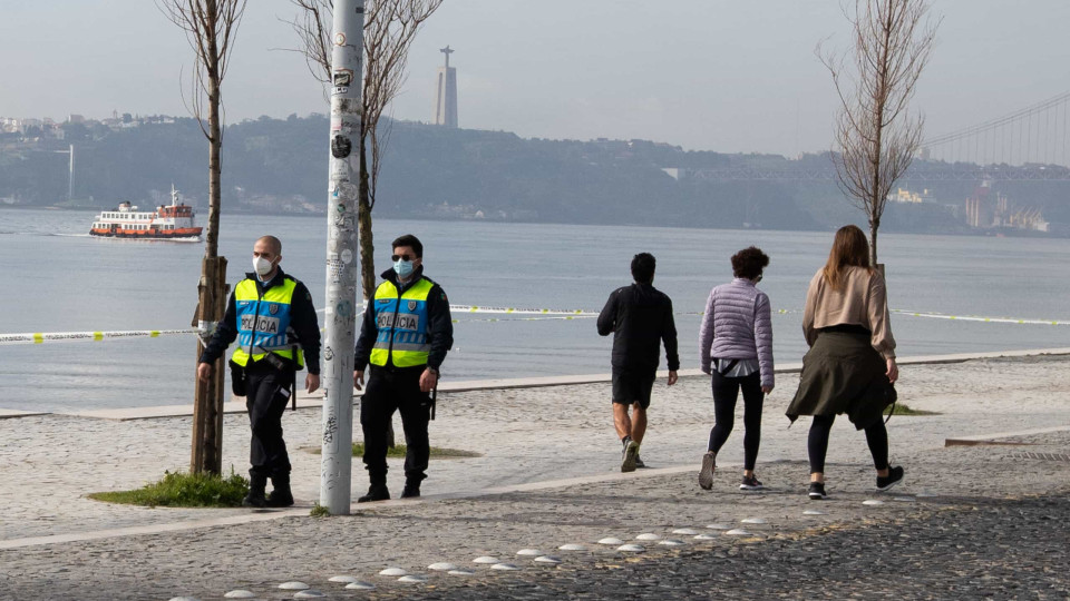 AO MINUTO: Óbitos 'recuam' até outubro. Europeus vacinados após o verão?