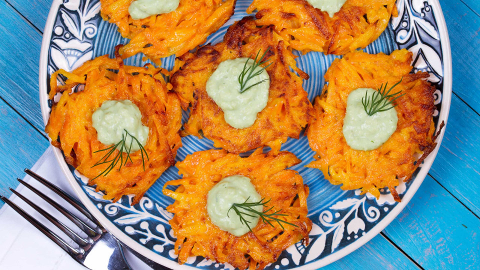 Muito saudável! Bolinhos de quinoa e batata doce com molho de iogurte