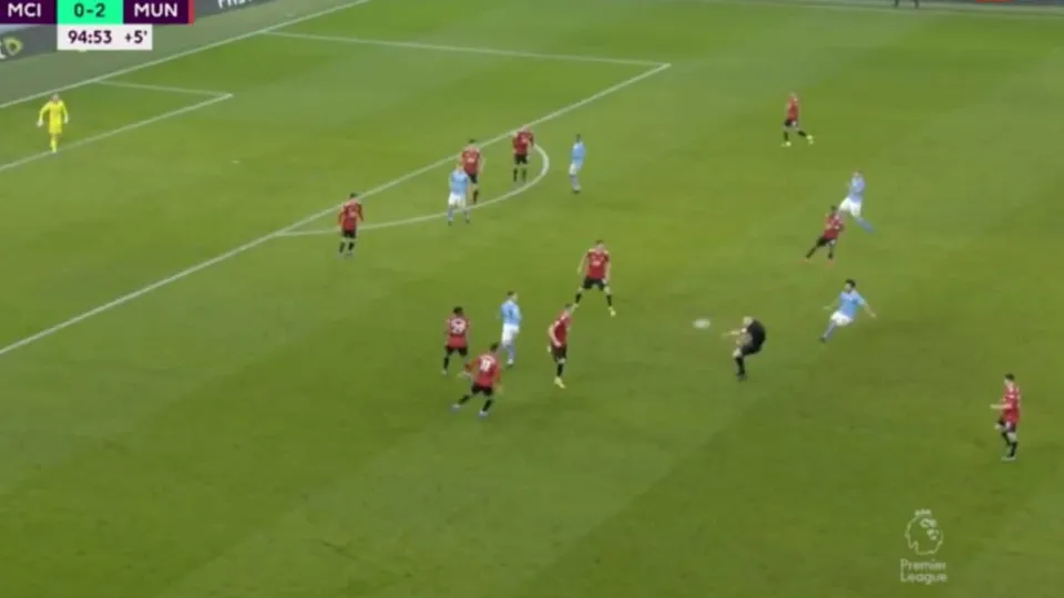 McTominay teve pontaria a mais e acertou em cheio na cabeça do árbitro
