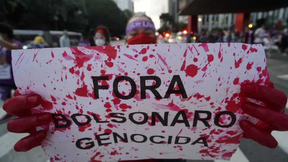 Mulheres saem à rua contra "Bolsonaro Genocida". Eis as imagens