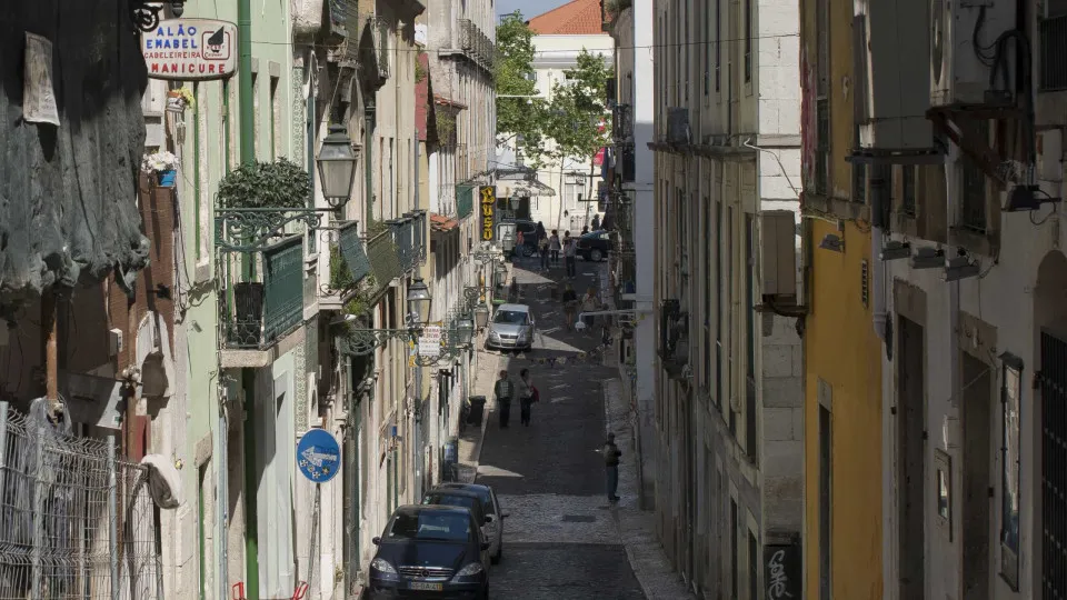 Moradores e comerciantes do Bairro Alto exigem fiscalização à animação