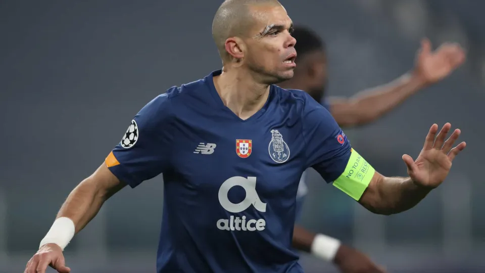 Pepe junta-se a três leões no onze do ano da Liga