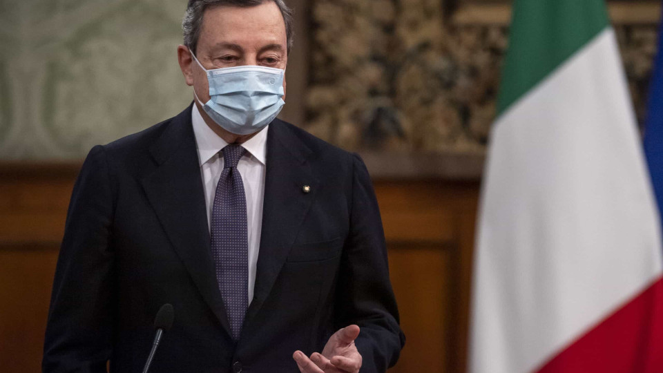 Draghi chamou "cobardes" a antivacinas que ameaçam ministros e médicos