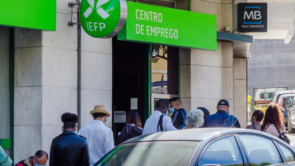 Número de inscritos nos centros de emprego recua 25,3% em junho