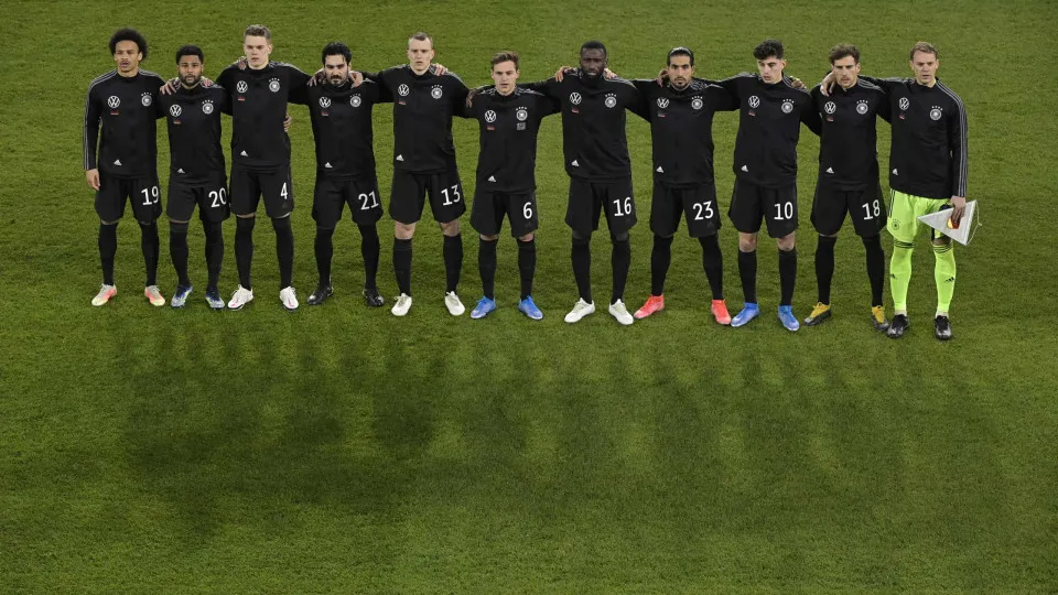 Jogadores da Alemanha vestem camisolas em favor dos direitos humanos