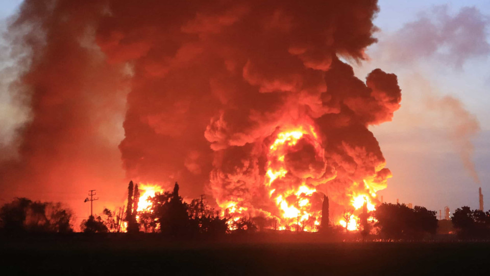 Incêndio em refinaria na Indonésia obriga a evacuar zona circundante