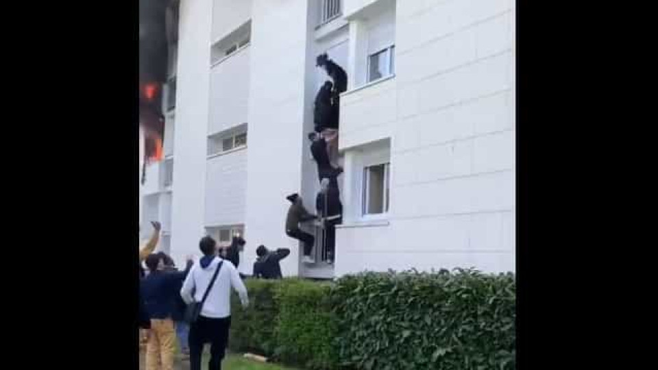 Jovens escalam prédio para salvar família de incêndio