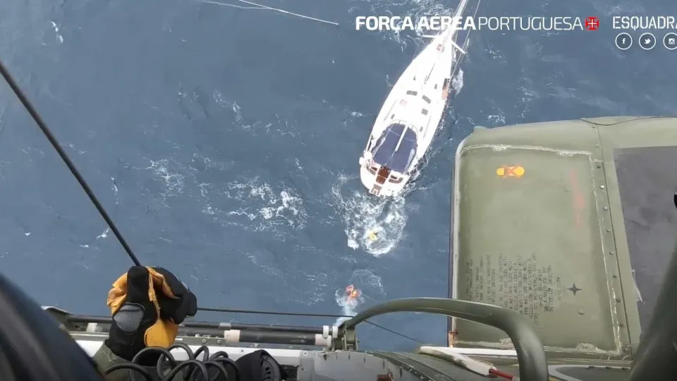 Força Aérea resgata dois noruegueses a bordo de veleiro nos Açores