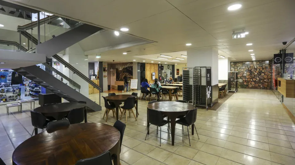 Centro Comercial Roma em Lisboa encerra e lojistas procuram alternativas