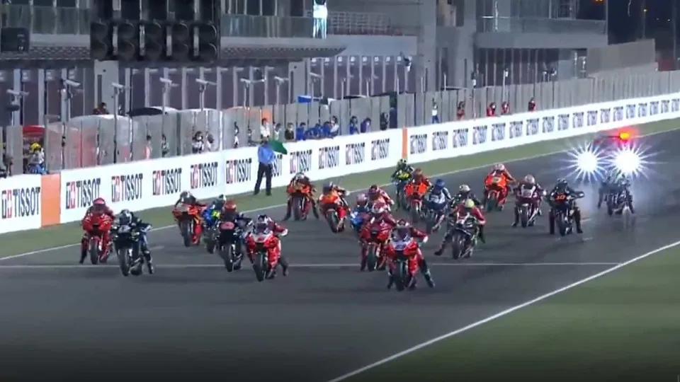 Arranque fenomenal. Miguel Oliveira ganhou nove lugares em 10 segundos