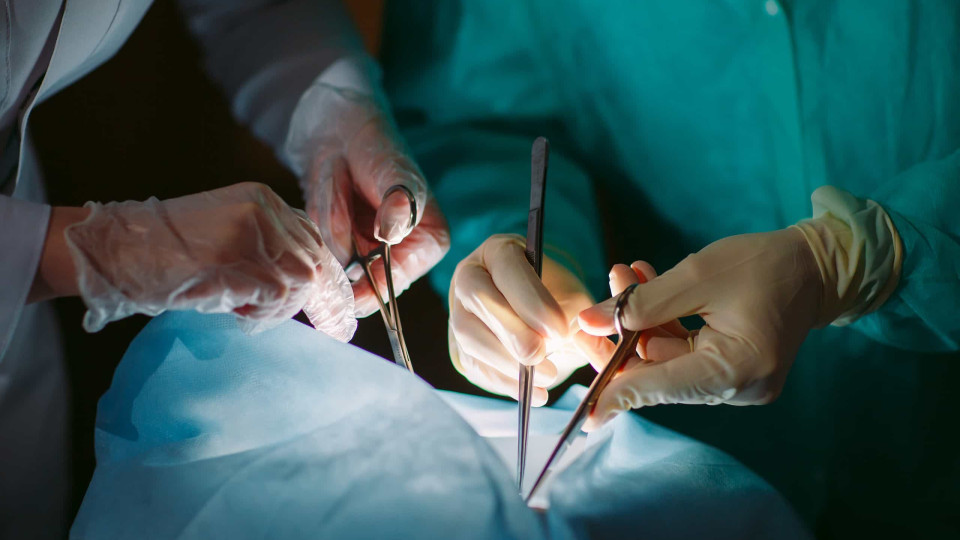 Médicos italianos fazem 1.º transplante de traqueia de doente pós-covid