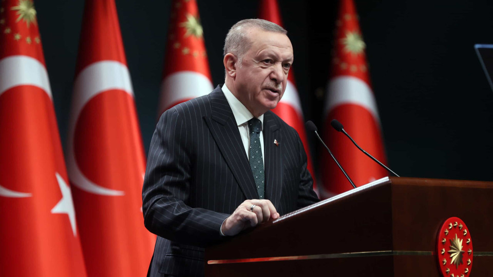 Presidente da Turquia marca eleições para 14 de maio