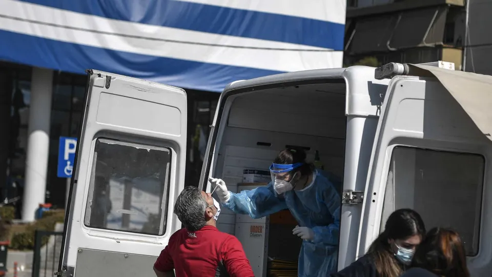 Covid-19: Grécia bate recorde de pacientes entubados