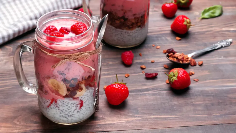 Pudim de chia com frutos vermelhos, experimente esta delícia fit