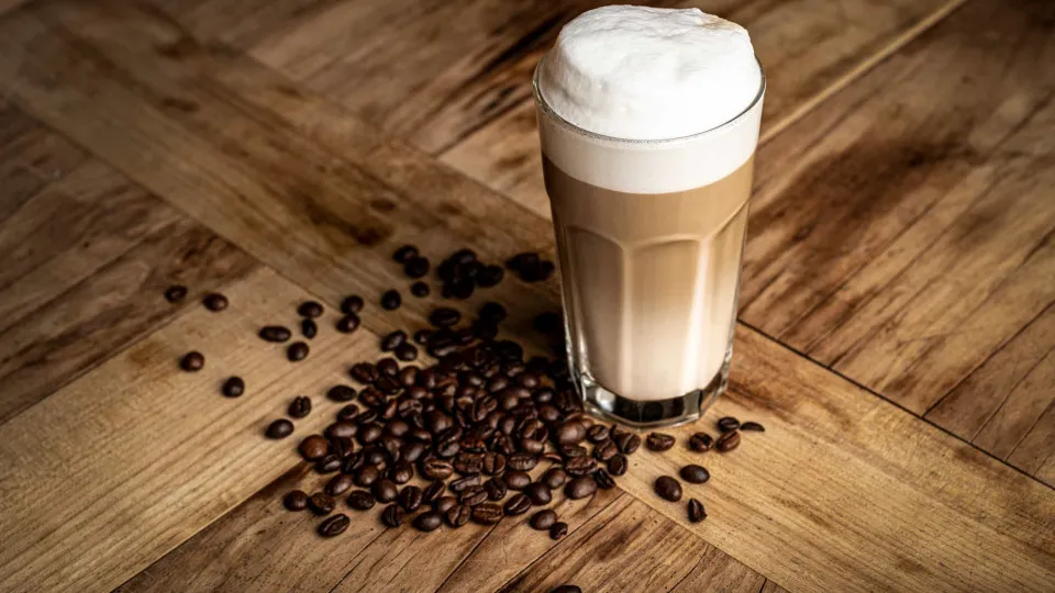 Macchiato com caramelo. A receita que lhe dará energia logo pela manhã